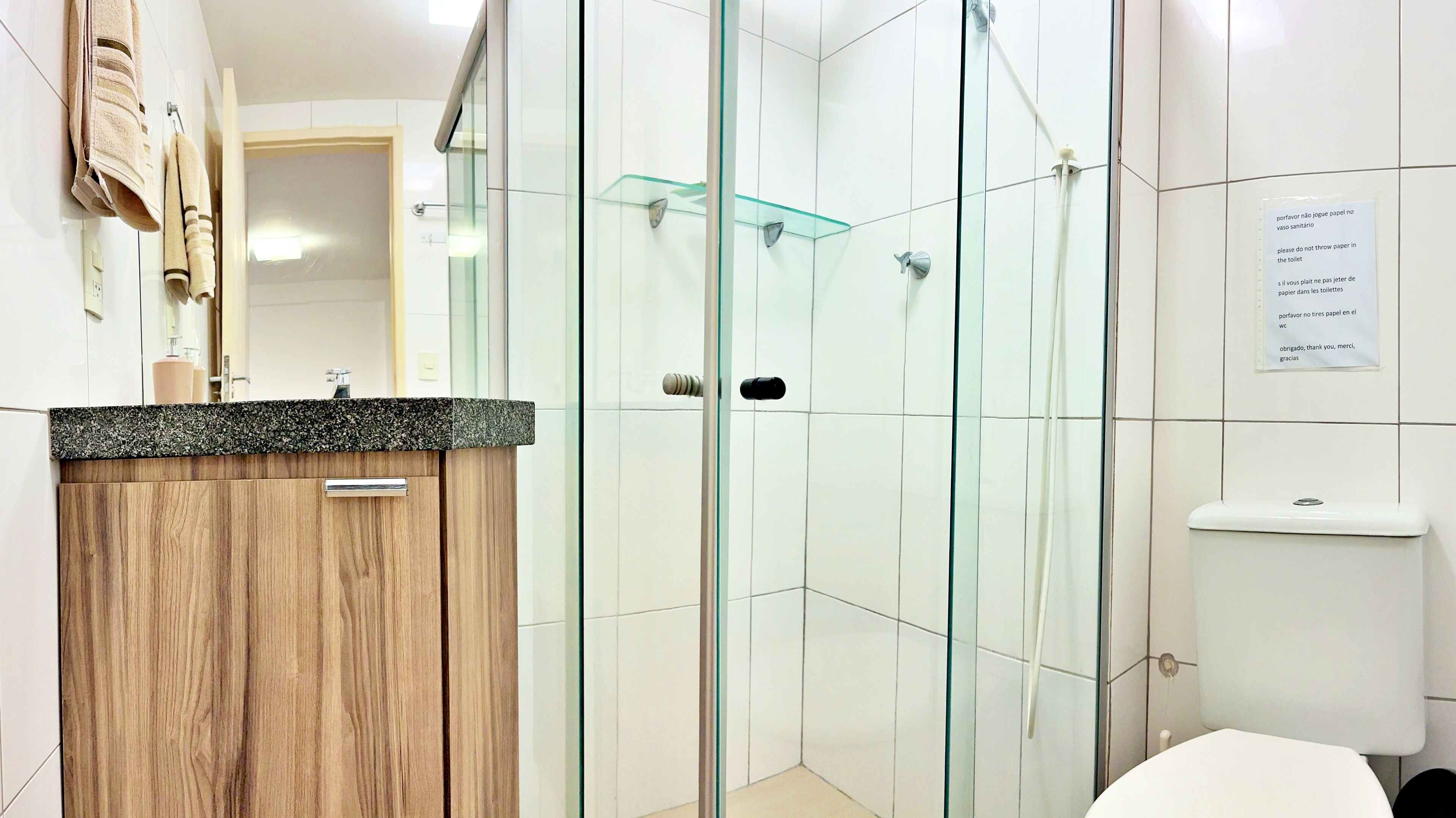 Appartement | Salle de bain | Douche, serviettes fournies, savon, shampooing
