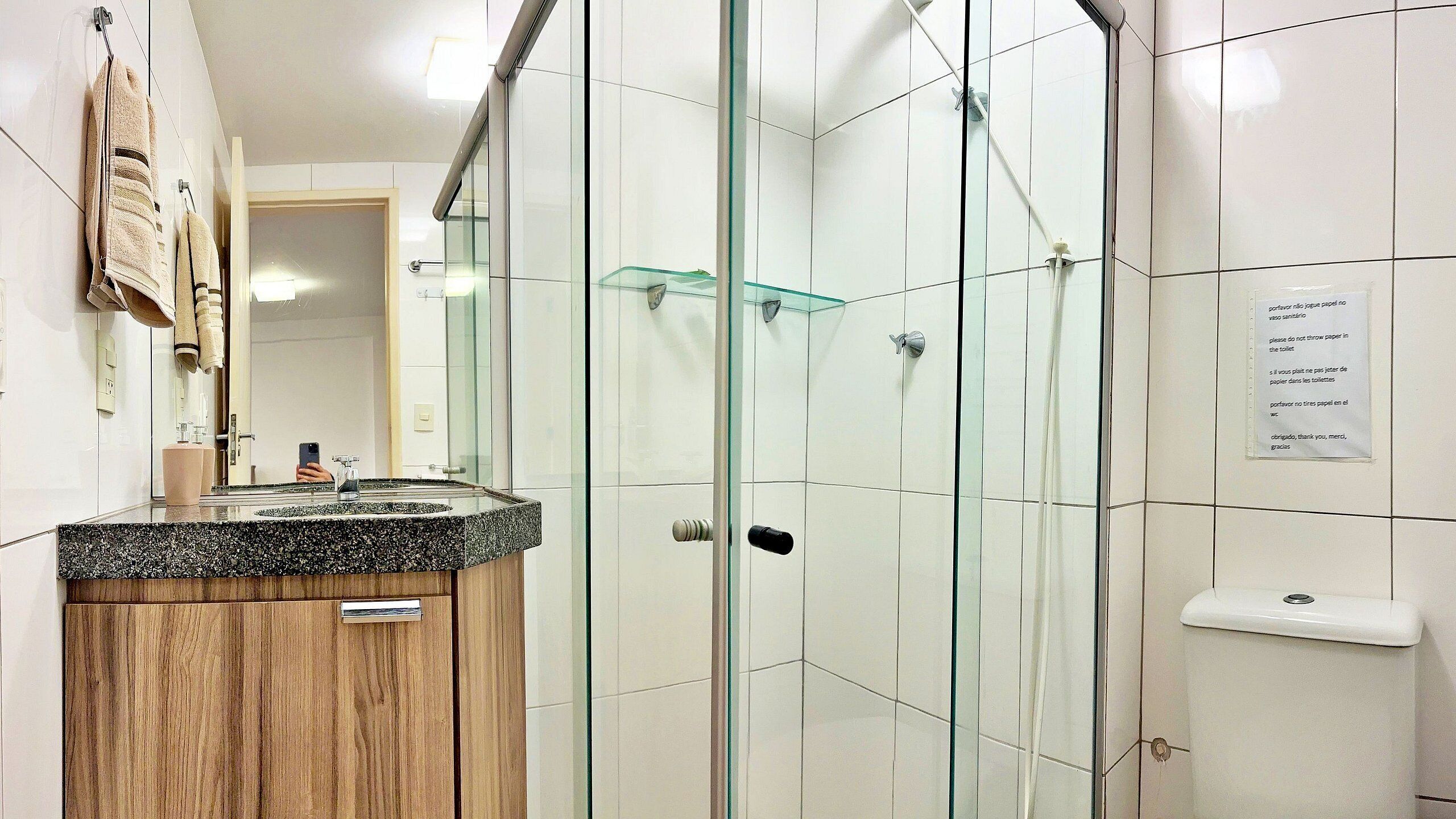 Apartamento | Banheiro | Chuveiro, toalhas de banho, sabonete, shampoo