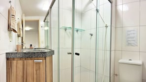 Apartamento | Banheiro | Chuveiro, toalhas de banho, sabonete, shampoo