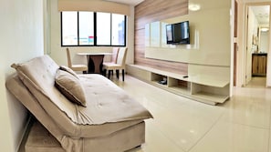 Apartamento | Sala de estar | TV LCD 42 polegadas com canais digitais, Netflix, serviços de streaming