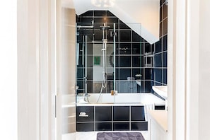 Bathtub, hair dryer, towels