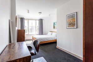 3 bedrooms, desk, iron/ironing board, Internet