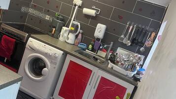 House, 1 Queen Bed | Private kitchen | Fridge, microwave, oven, stovetop