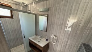 A modern bathroom with a shower, sink, and toilet. - Troilus Park House Hotel (Eceabat)