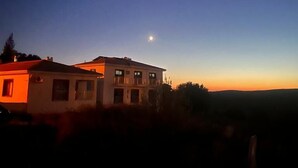 A two-story house with a balcony, surrounded by trees and a clear sky. - Troilus Park House Hotel (Eceabat)