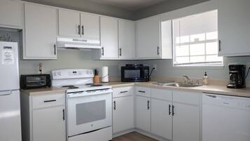 Coffee/tea maker, fridge, microwave, oven