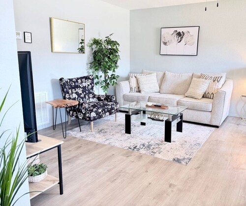 Townhome, Walk to The Momentary and Trails