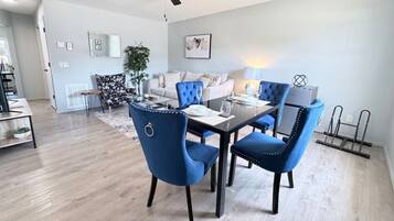 Un espace repas comprenant une table et des chaises, un ventilateur de plafond et un luminaire.