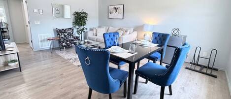 Un espace repas comprenant une table et des chaises, un ventilateur de plafond et un luminaire.