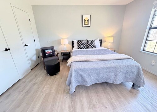 Townhome, Walk to The Momentary and Trails