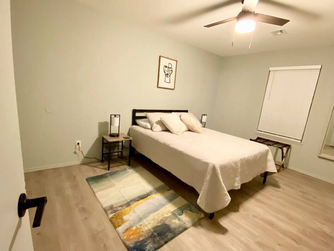 Escritorio, tabla de planchar con plancha, wifi gratis y ropa de cama 