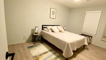 Escritorio, tabla de planchar con plancha, wifi gratis y ropa de cama