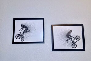 Deux photographies en noir et blanc, encadrées, représentant une personne à vélo.
