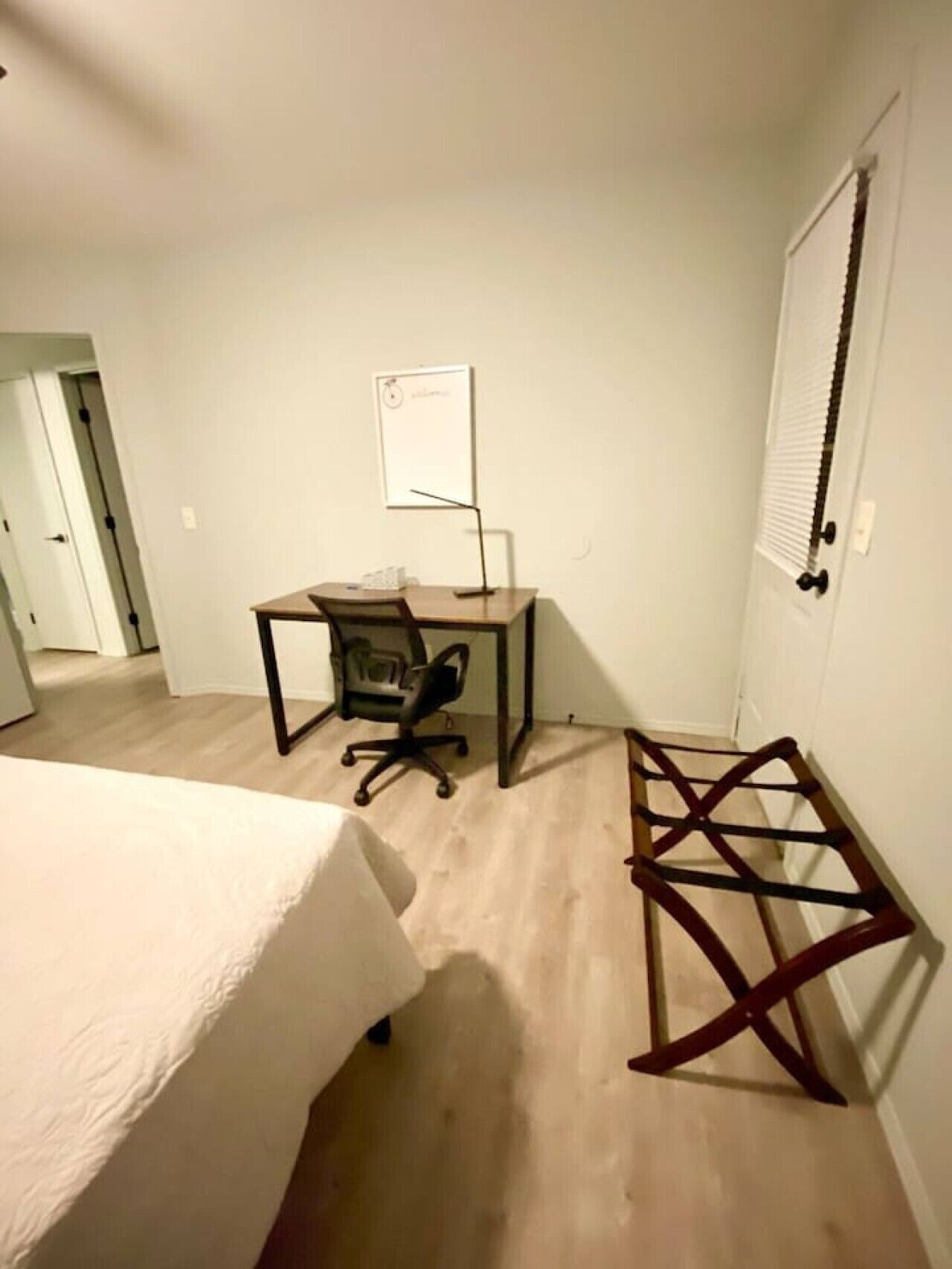 Een bureau, een strijkplank/strijkijzer, gratis wifi, beddengoed