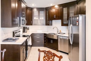 Coffee/tea maker, fridge, microwave, oven - Unbeatable, just one block from the Square (Bentonville)