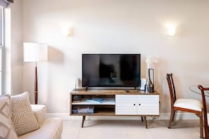 Smart TV, offices - Unbeatable, just one block from the Square (Bentonville)