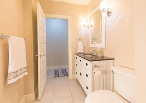 Ein Badezimmer mit Toilette, Waschbecken und Spiegel.