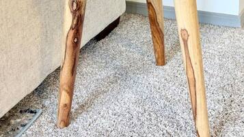 Une table en bois sur laquelle sont posés un appareil photo ancien et un tableau encadré.