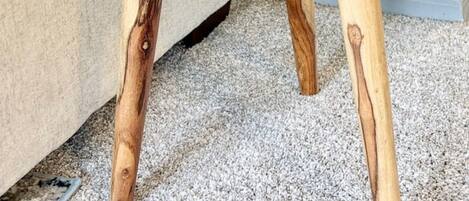 Una mesa de madera con una cámara antigua y un cuadro enmarcado.