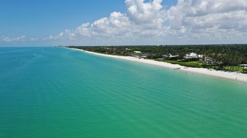 Beautiful Vacation Home with Saltwater Pool and Spa, Lake View and SW Exposure