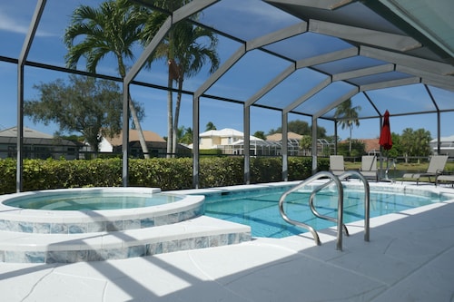 Beautiful Vacation Home with Saltwater Pool and Spa, Lake View and SW Exposure