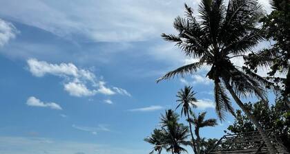 Beautiful Vacation Home with Saltwater Pool and Spa, Lake View and SW Exposure