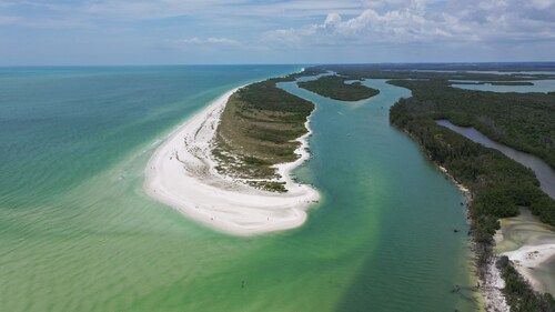 Beautiful Vacation Home with Saltwater Pool and Spa, Lake View and SW Exposure