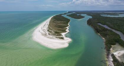 Beautiful Vacation Home with Saltwater Pool and Spa, Lake View and SW Exposure