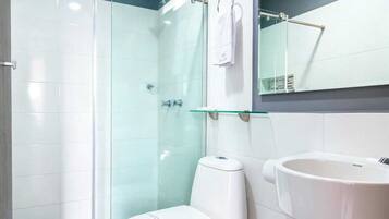 Habitación triple básica | Baño | Regadera, toallas, jabón, shampoo