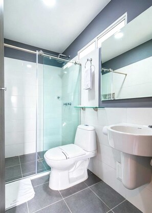 Basic Triple Room | Bathroom | Shower, towels, soap, shampoo - Bianco Hotel (San José de Cúcuta)