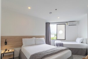 Habitación triple básica | Edredones de plumas, escritorio, espacio para trabajar con un portátil