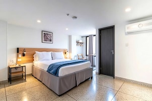 Cubrecamas, escritorio, espacio para trabajar con laptop y wifi gratis 