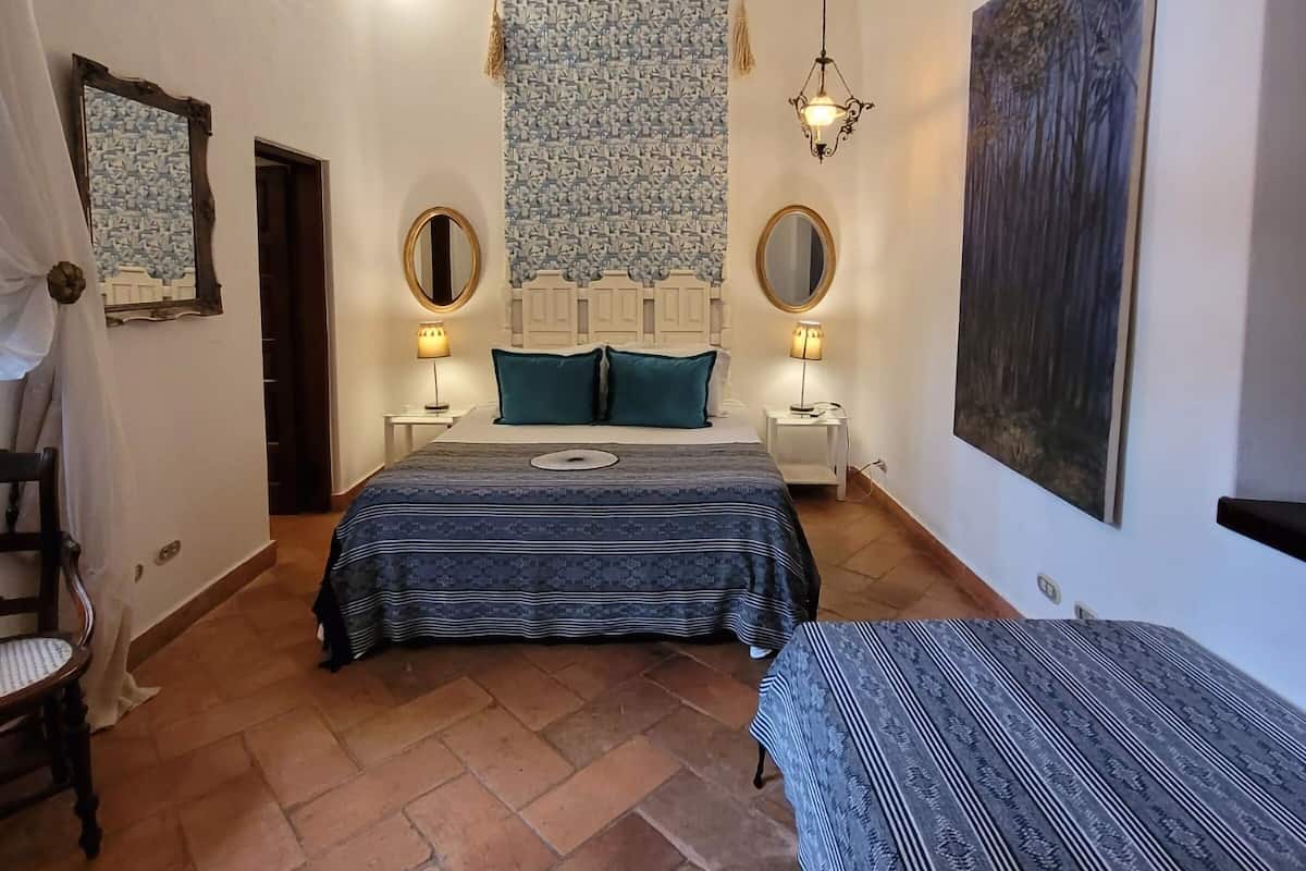 Deluxe-Zimmer | Hochwertige Bettwaren, Zimmersafe, individuell dekoriert, Schreibtisch