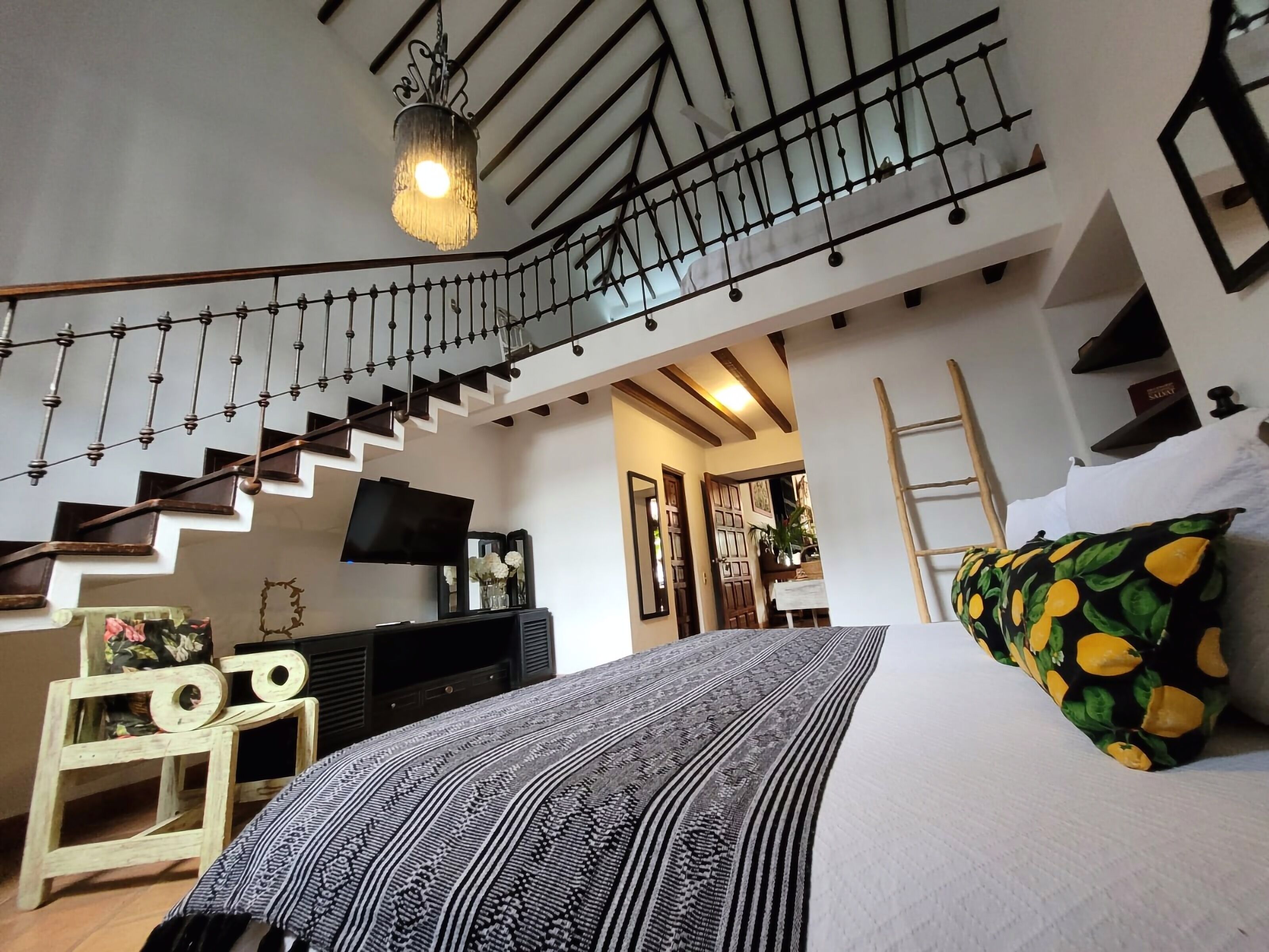 Habitación superior | Ropa de cama de alta calidad y caja de seguridad en la habitación 