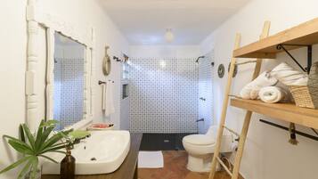 Deluxe Room | Bathroom | Shower, designer toiletries, towels, soap