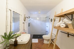 Deluxe Room | Bathroom | Shower, designer toiletries, towels, soap