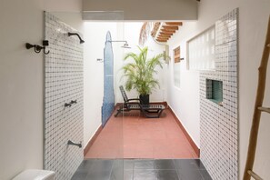 Superior Room | Bathroom | Shower, designer toiletries, towels, soap - Hotel Boutique Al Alma (Santa Fe de Antioquia)