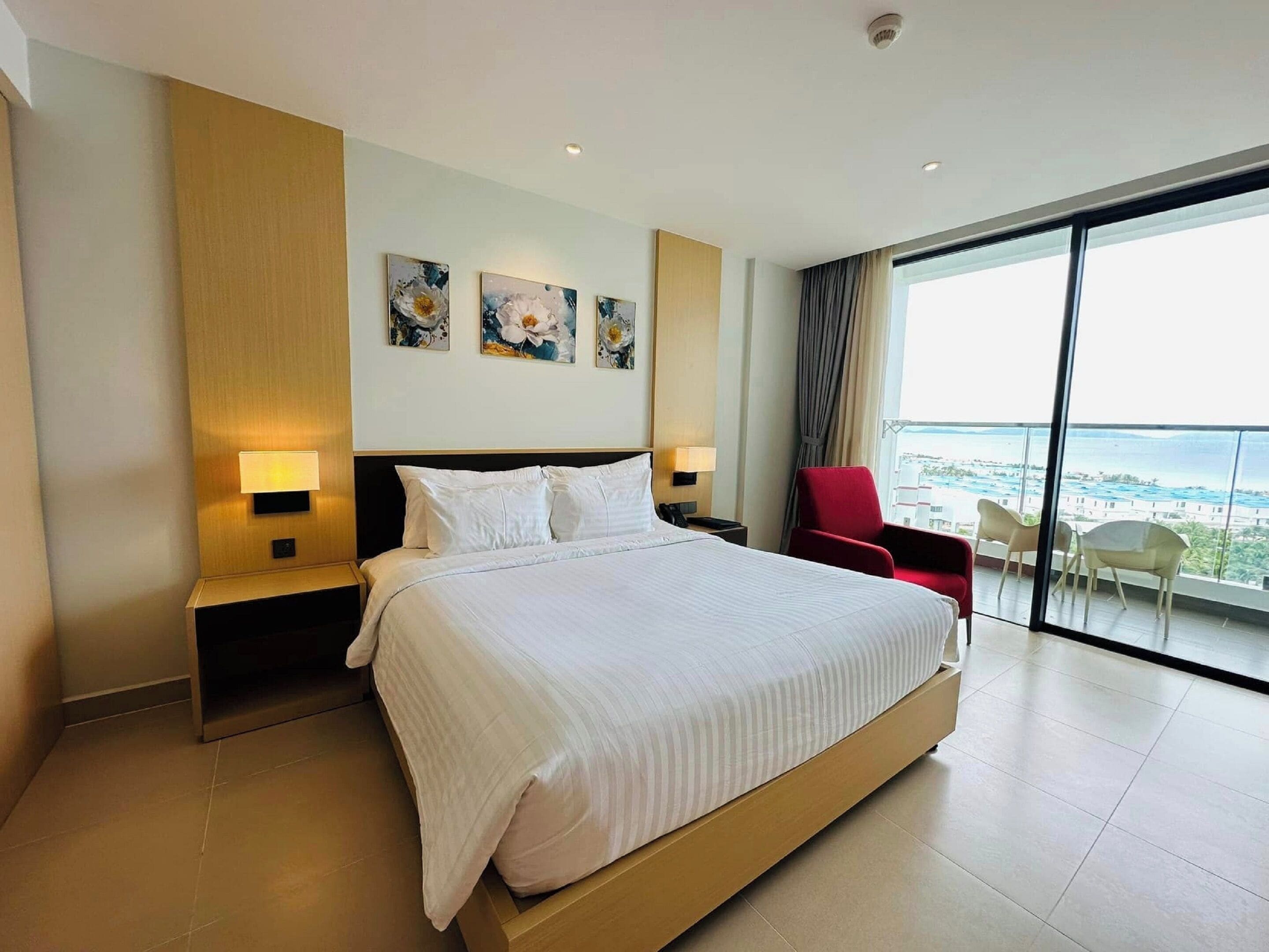 Deluxe Double Room, 1 King Bed, Ocean View | Minibar, in-room safe, desk, blackout drapes