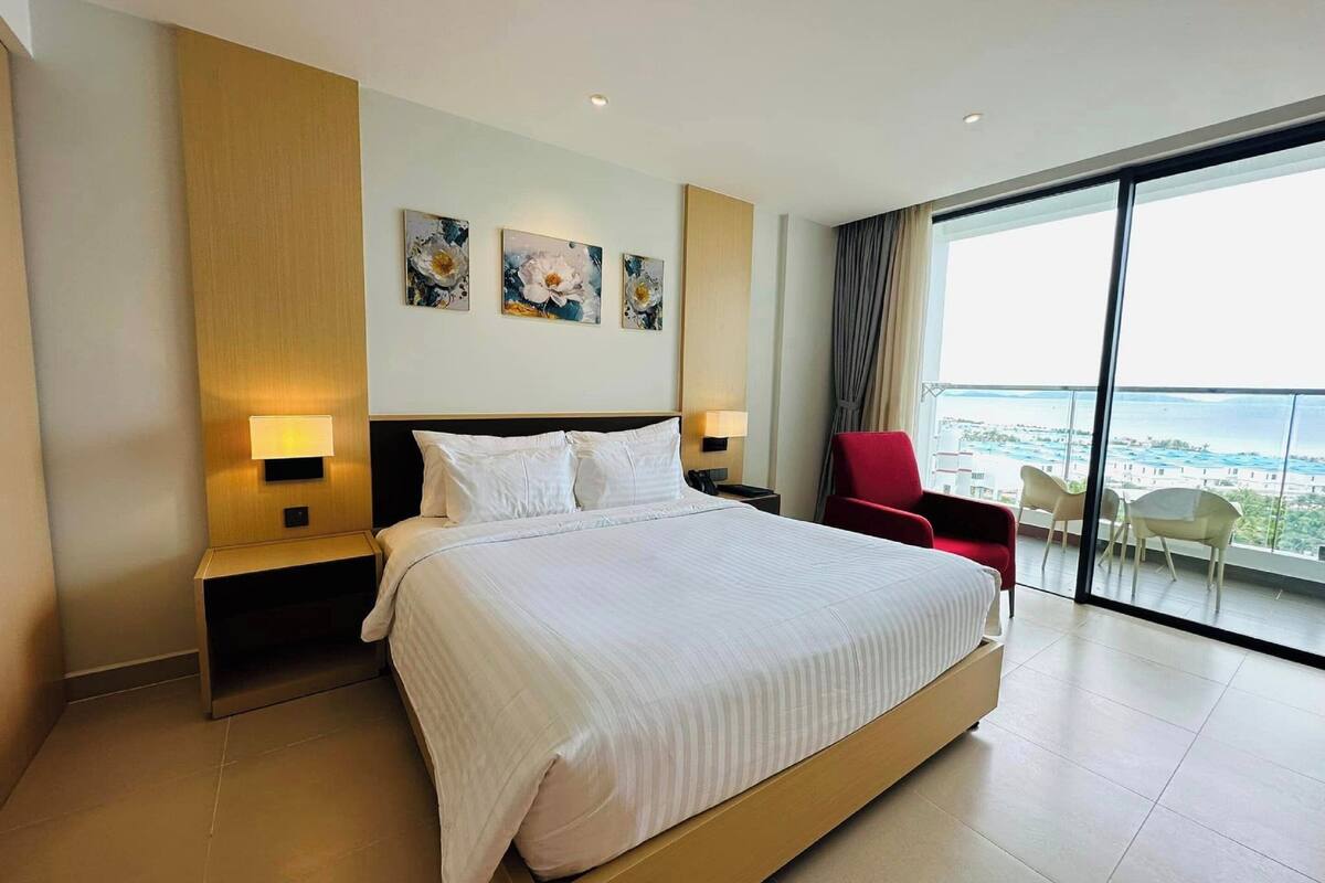 deluxe double room, 1 king bed, ocean view | minibar, in-room safe, desk, blackout curtains
