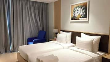 Deluxe-Zweibettzimmer, Meerblick | Minibar, Zimmersafe, Schreibtisch, Verdunkelungsvorhänge