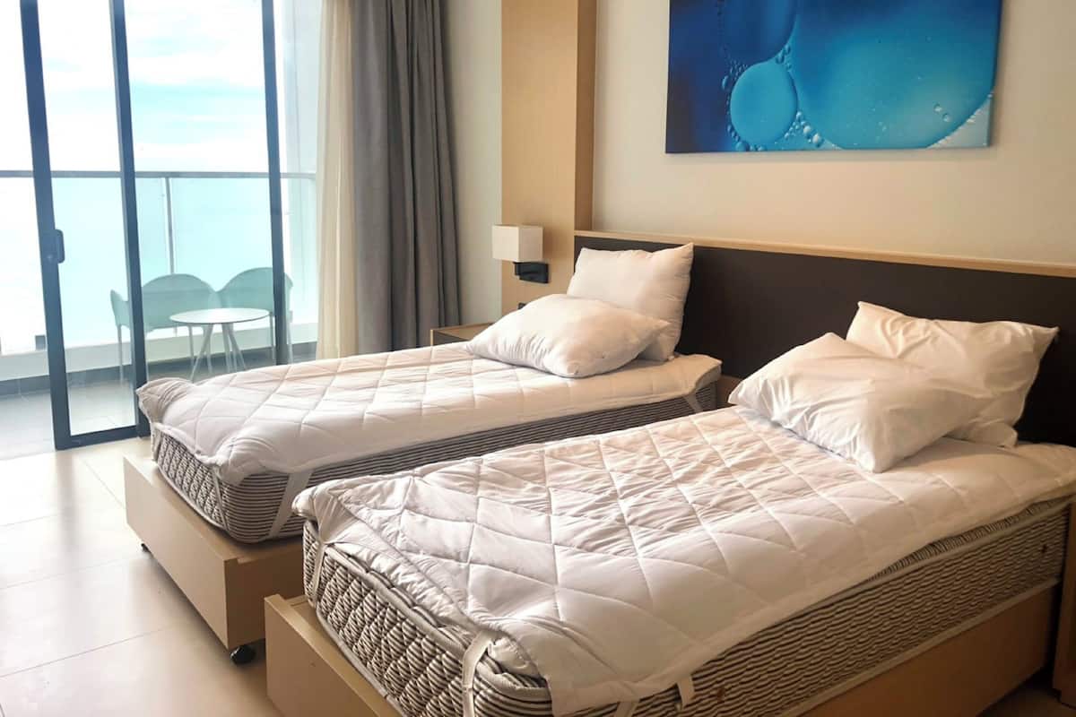deluxe twin room, ocean view | minibar, in-room safe, desk, blackout curtains