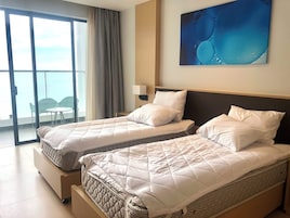 Deluxe Twin Room, Ocean View | Minibar, in-room safe, desk, blackout drapes