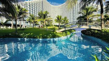 2 Außenpools, Liegestühle, Rettungsschwimmer vor Ort