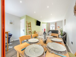 Dining - 3 bedroom accommodation in Milford Haven (Milford Haven)