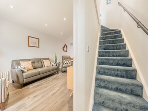 TV - 3 bedroom accommodation in Milford Haven (Milford Haven)