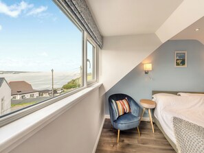 3 bedrooms, free WiFi, bed sheets - 3 bedroom accommodation in Milford Haven (Milford Haven)