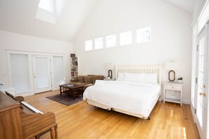 6 bedrooms, iron/ironing board, travel crib, free WiFi