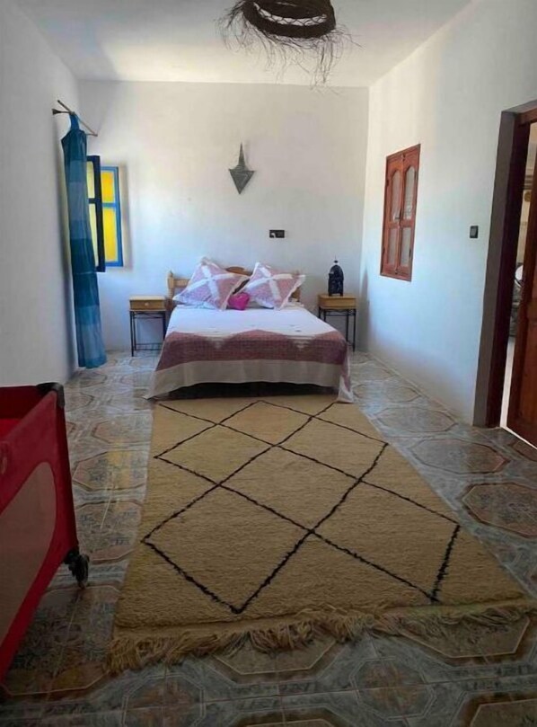 2 bedrooms, travel cot, free WiFi, bed sheets