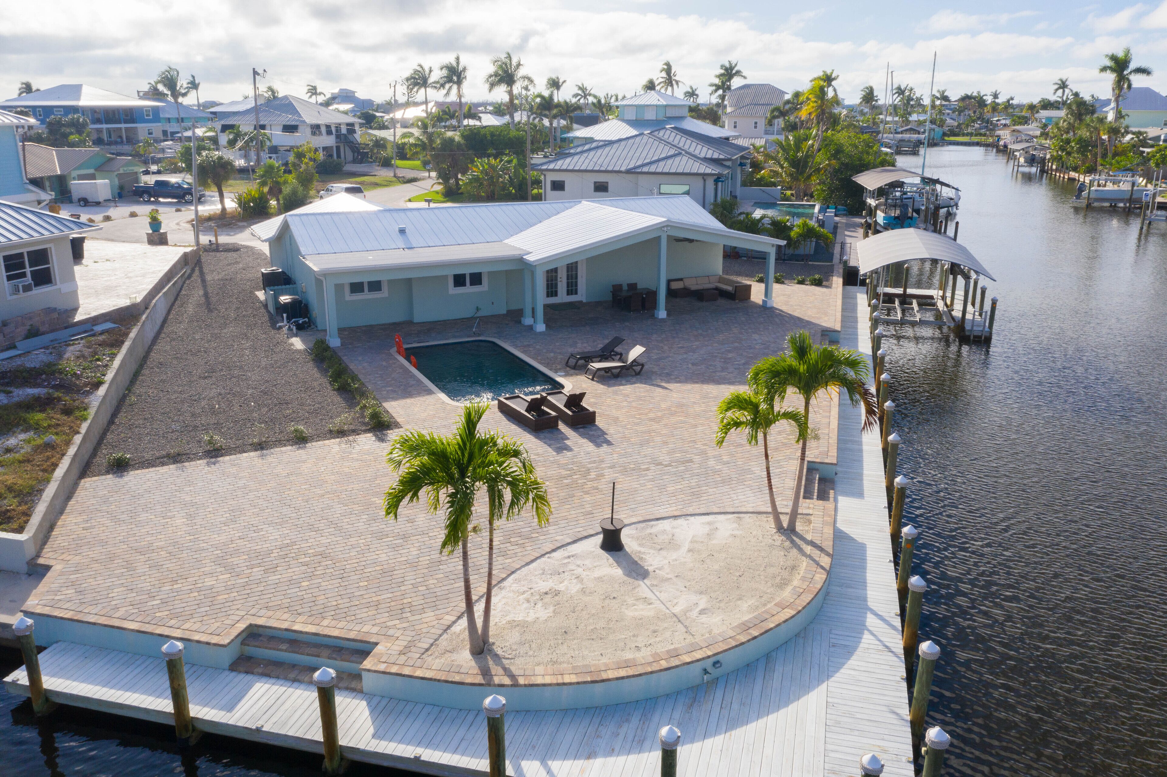 THREE MASTER SUITES - POOL - WATERFRONT ON CORNER LOT - BOAT LIFT 