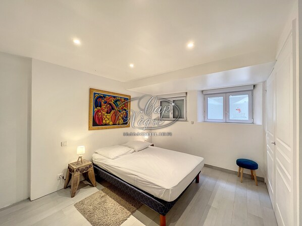 2 soverom og strykejern/-brett